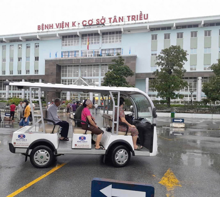 Bệnh viện K bố trí các xe điện đưa đón miễn phí người bệnh từ cổng đến khu sảnh chính, khu khám bệnh, điều trị.