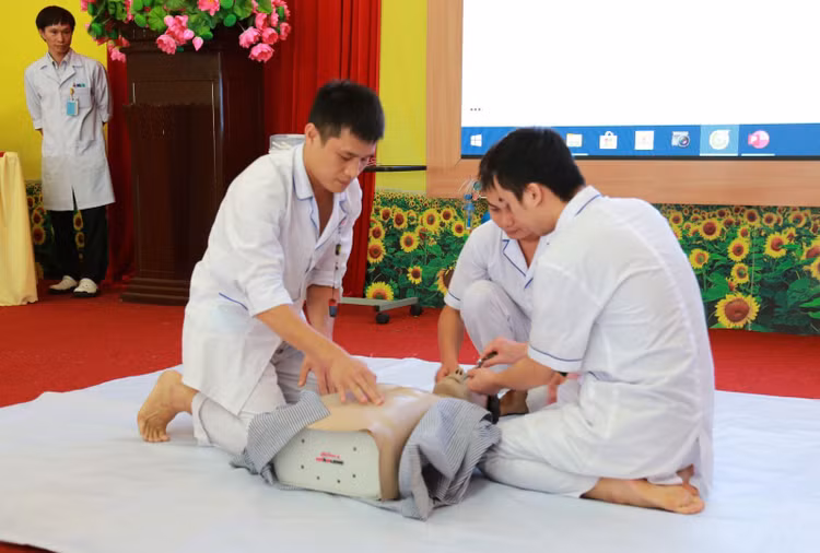 Cách cấp cứu ngừng tuần hoàn đột ngột - Ảnh BVCC