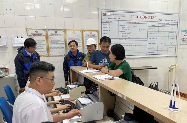 Giám đốc Sở Y tế kiểm tra công tác trực cấp cứu, điều trị cho bệnh nhân khi cơn bão đổ bộ - Ảnh BVCC