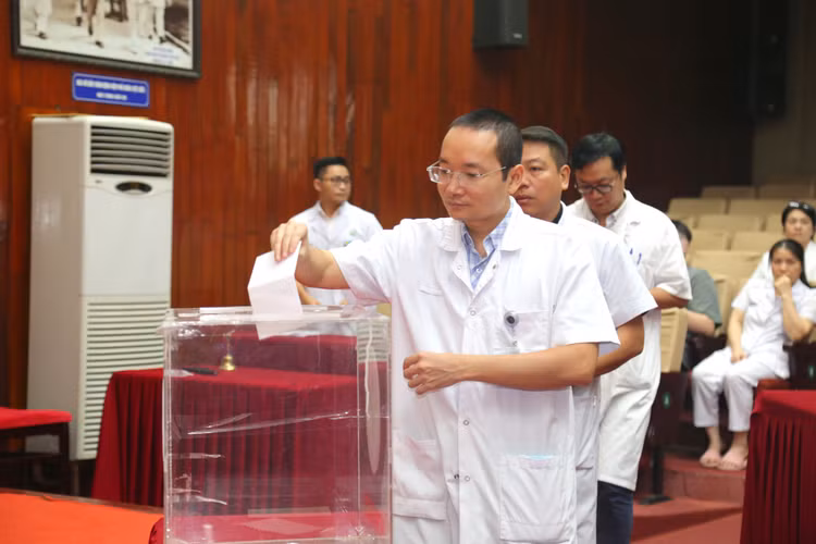 Cán bộ y tế bệnh viện Việt Đức ủng hộ đồng bào bão lũ - Ảnh BVCC