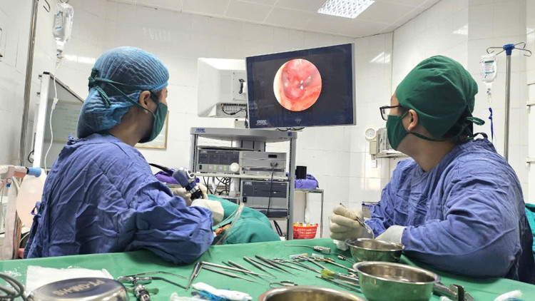 BSCKI Hoàng Huyền Trang, Phó trưởng khoa Tai mũi họng, Bệnh viện Bãi Cháy cùng ê kíp thực hiện ca phẫu thuật cho người bệnh - Ảnh BVCC