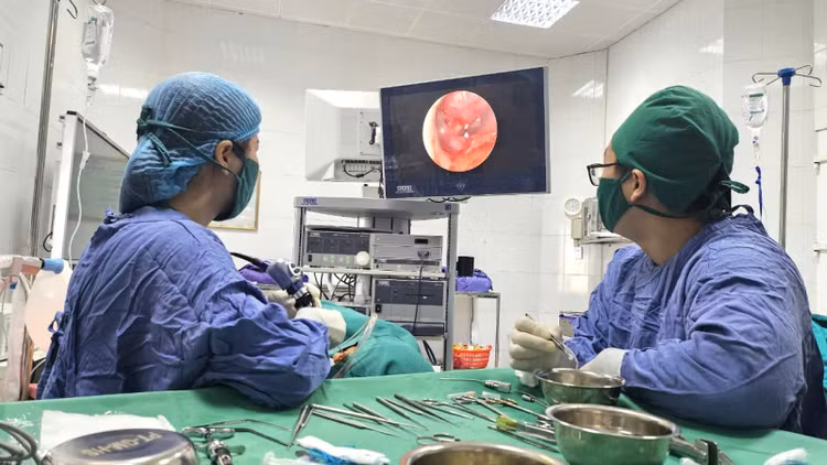 BSCKI Hoàng Huyền Trang, Phó trưởng khoa Tai mũi họng, Bệnh viện Bãi Cháy cùng ê kíp thực hiện ca phẫu thuật cho người bệnh - Ảnh BVCC