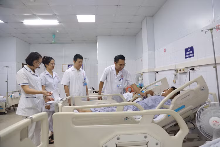 Lãnh đạo Bệnh viện động viên, thăm hỏi nạn nhân bị thương do bão số 3 - Ảnh BVCC