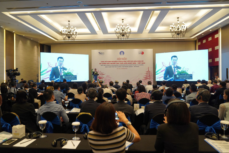 Ông Lương Quang Đảng, Vụ trưởng Vụ Tổ chức cán bộ, Tổng cục Dân số (Bộ Y tế) trình bày tổng quan về già hóa dân số ở Việt Nam.