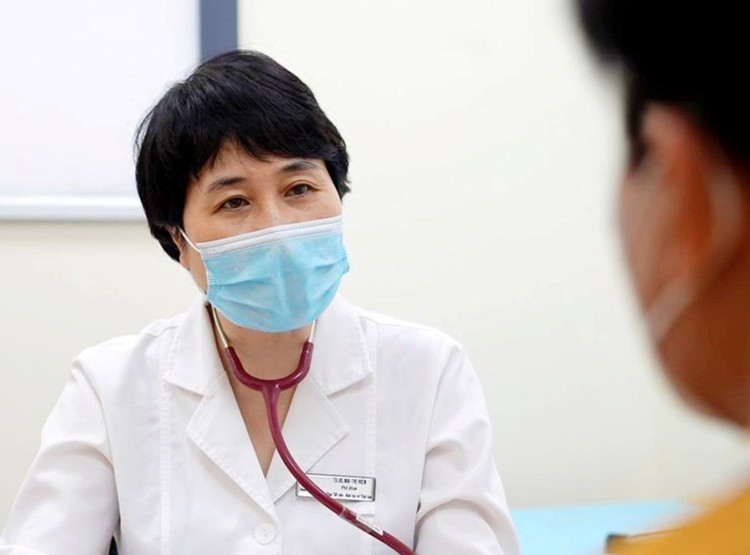 Tiến sĩ Hiền thăm khám và tư vấn cho bệnh nhân