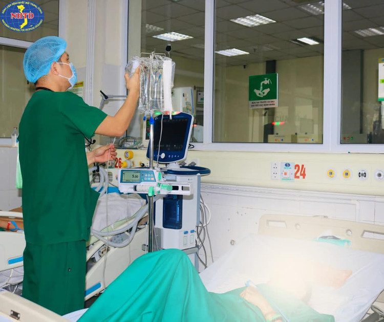 Điều trị cho bệnh nhân sốt xuất huyết tại bệnh viện Nhiệt đới Trung ương