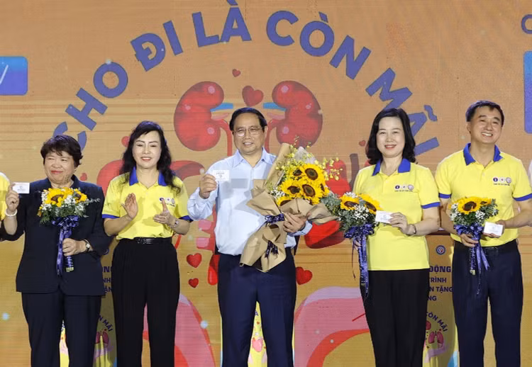 Thủ tướng Chính phủ Phạm Minh Chính, Chủ nhiệm Uỷ ban Xã hội của Quốc hội Nguyễn Thúy Anh, Bộ trưởng Bộ Y tế Đào Hồng Lan, Thứ trưởng Bộ Y tế Trần Văn Thuấn đăng ký hiến tặng mô, tạng và nhận thẻ đăng ký từ Chủ tịch Hội vận động hiến tặng mô tạng, bộ phận cơ thể người Việt Nam Thủ tướng Chính phủ Phạm Minh Chính, Chủ nhiệm Uỷ ban Xã hội của Quốc hội Nguyễn Thúy Anh, Bộ trưởng Bộ Y tế Đào Hồng Lan, Thứ trưởng Bộ Y tế Trần Văn Thuấn đăng ký hiến tặng mô, tạng và nhận thẻ đăng ký từ Chủ tịch Hội vận động hiến tặng mô tạng, bộ phận cơ thể người Việt Nam