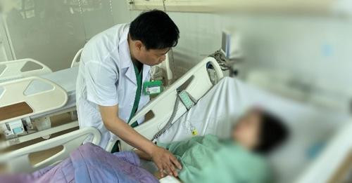 BS Hoàng Việt Dũng đang khám lại sau mổ cho bệnh nhân. Ảnh: BVCC