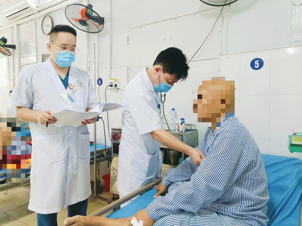 Thăm khám cho bệnh nhân sau can thiệp - Ảnh BVCC