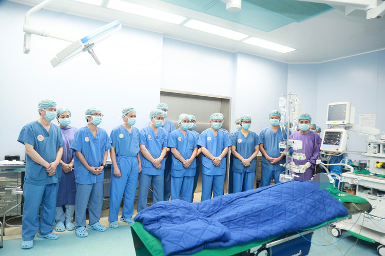Các bác sĩ thành kính tri ân bệnh nhân hiến tạng cứu người