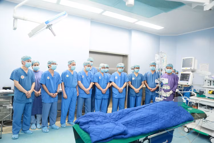 Các bác sĩ thành kính tri ân bệnh nhân hiến tạng cứu người