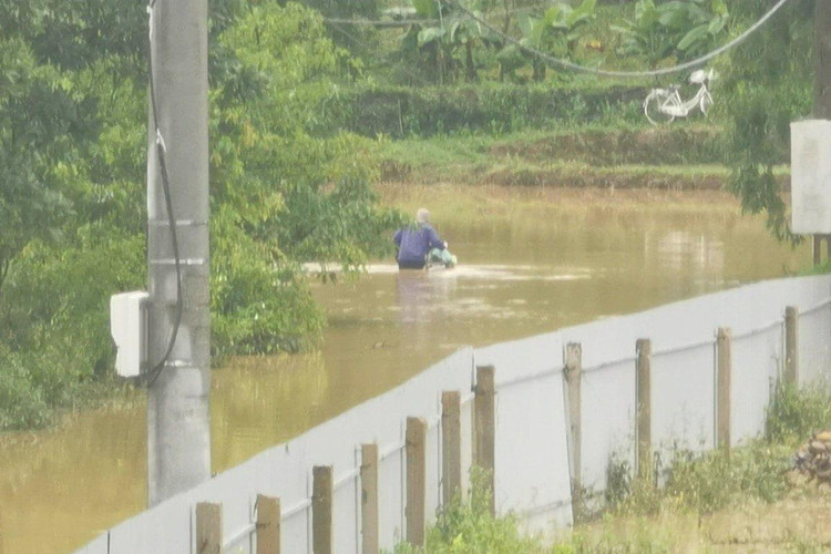 Người dân đánh liều dắt xe máy qua, và hư hỏng luôn cả xe.