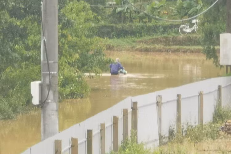 Người dân đánh liều dắt xe máy qua, và hư hỏng luôn cả xe.