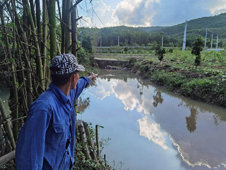 Nơi cửa cống bị thu hẹp cao hơn so với suối cũ.
