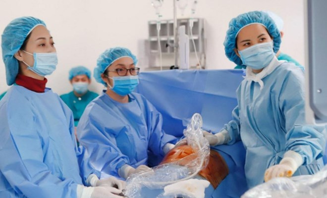 TS.BSCKI Nguyễn Thị Sim cùng ekip thực hiện kỹ thuật truyền ối cho thai phụ - Ảnh BVCC