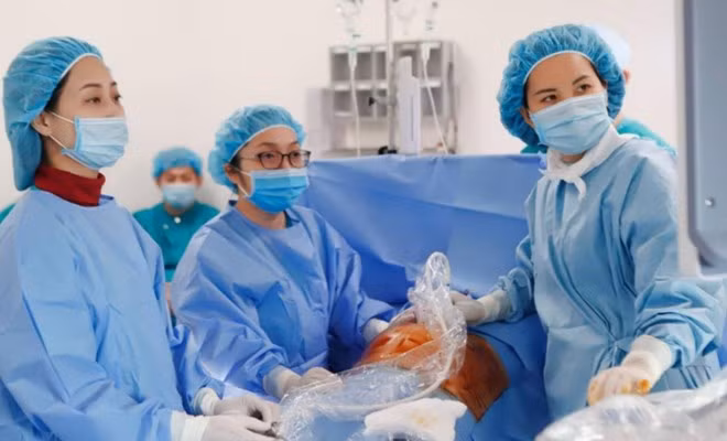 TS.BSCKI Nguyễn Thị Sim cùng ekip thực hiện kỹ thuật truyền ối cho thai phụ - Ảnh BVCC