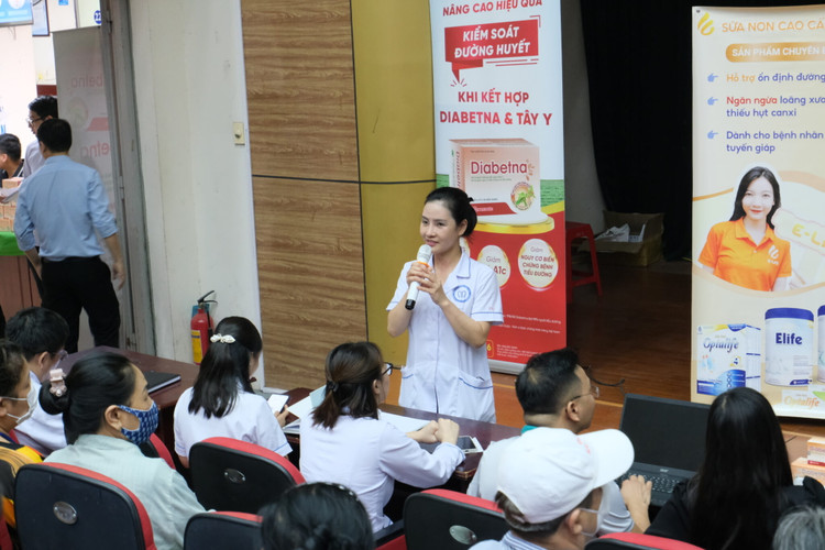 Tư vấn về bệnh đái tháo đường tại bệnh viện Nội tiết TƯ - Ảnh BVCC