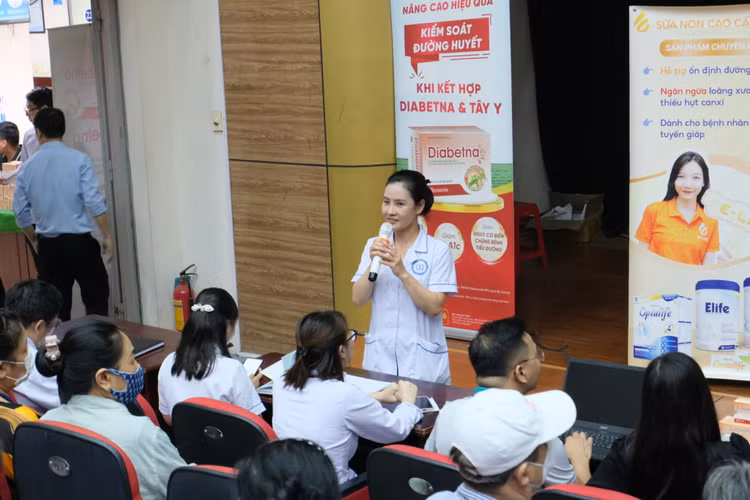 Tư vấn về bệnh đái tháo đường tại bệnh viện Nội tiết TƯ - Ảnh BVCC