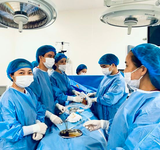 TS. BS Phan Thị Huyền Thương - Phó giám đốc Trung tâm, BSCKII Ngô Thị Hương cùng ekip đã tiến hành kỹ thuật truyền ối cho thai phụ - ảnh BVCC