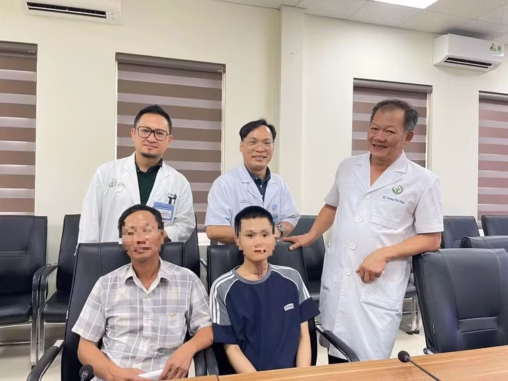 TS.BS Dương Đức Hùng cùng các thầy thuốc và bệnh nhân - Ảnh BVCC