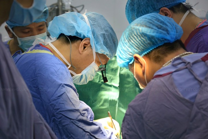 Các chuyên gia của Bệnh viện Việt Đức thực hiện ca phẫu thuật - Ảnh BVCC