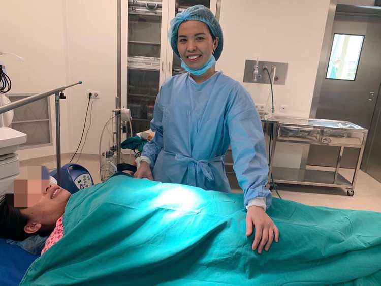 TS.BSCKI Nguyễn Thị Sim thăm khám thai phụ sau truyền ối - Ảnh BVCC