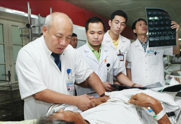 Phó Giáo sư, Tiến sĩ Nguyễn Văn Thạch đang thăm khám bệnh nhân.