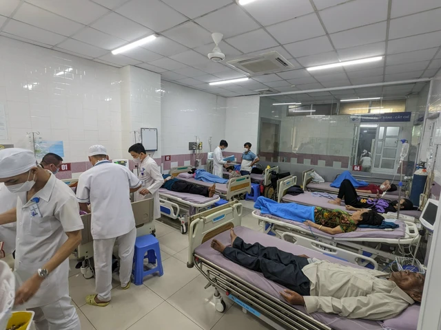 Những bệnh nhân nhập viện sau khi ăn bánh mì - Ảnh: Người lao động