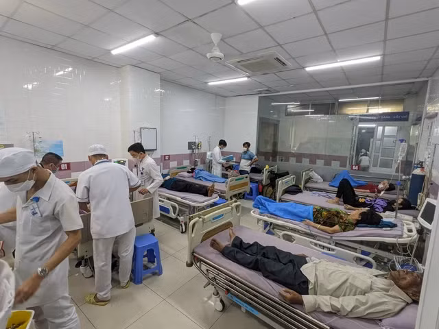 Những bệnh nhân nhập viện sau khi ăn bánh mì - Ảnh: Người lao động