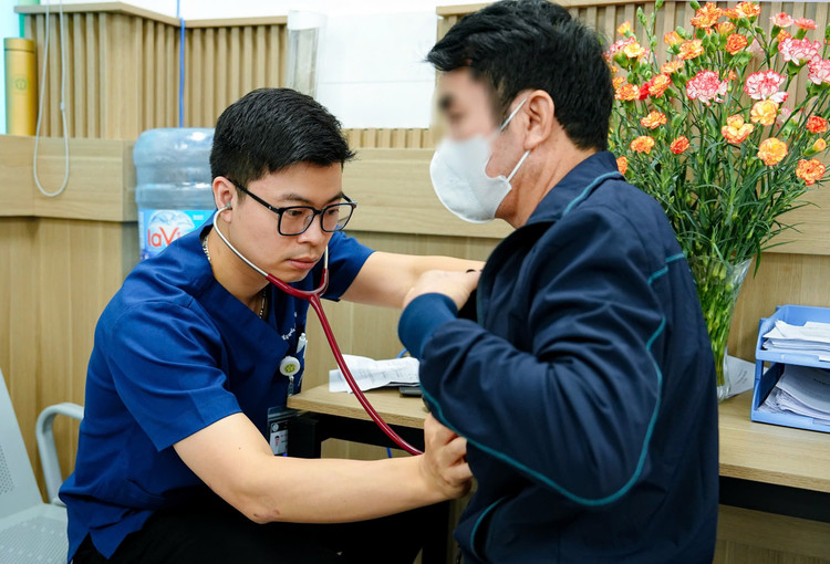 Người trẻ cũng nên đi khám tầm soát để phòng ngừa đột quỵ - Ảnh BVCC