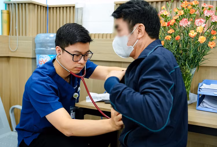 Người trẻ cũng nên đi khám tầm soát để phòng ngừa đột quỵ - Ảnh BVCC