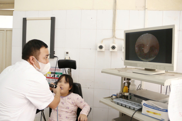 Bác sĩ thăm khám cho bệnh nhi - Ảnh BVCC