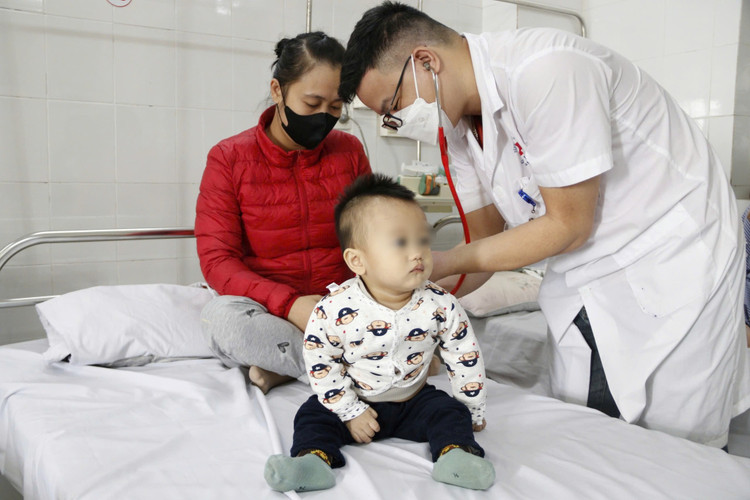 Trời lạnh cần chú ý vì trẻ mắc đường hô hấp tăng cao - Ảnh BVCC