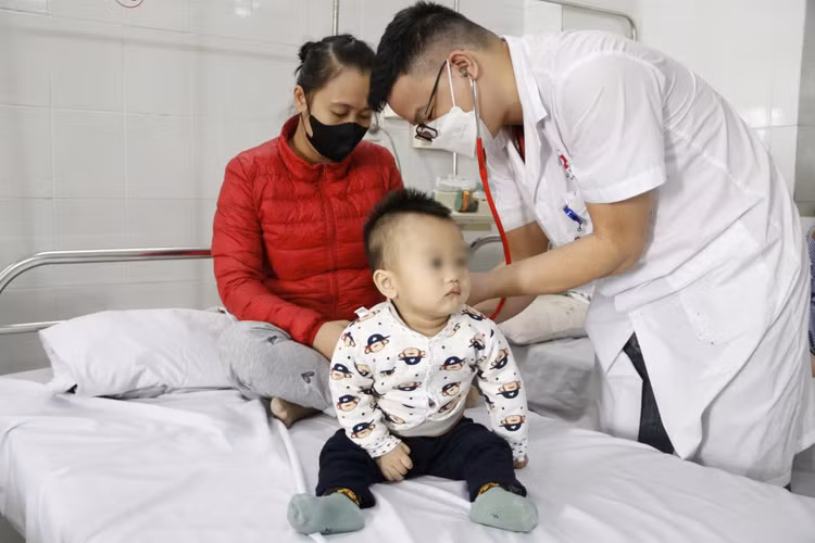 Phòng khám nhi tiếp nhận đông trẻ đến khám với triệu chứng ho, sốt…- Ảnh BVCC