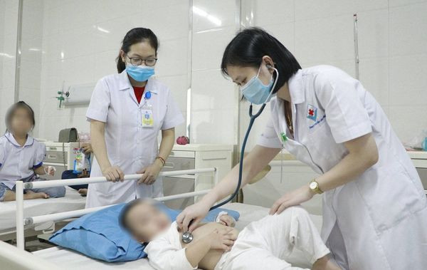 Thăm khám cho bệnh nhi bị viêm não - Ảnh BVCC Thăm khám cho bệnh nhi bị viêm não - Ảnh BVCC