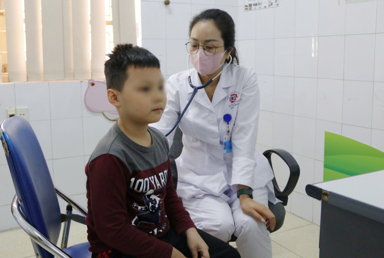 Thời tiết thay đổi khiến gia tăng bệnh nhi mắc bệnh hô hấp -Ảnh BVCC