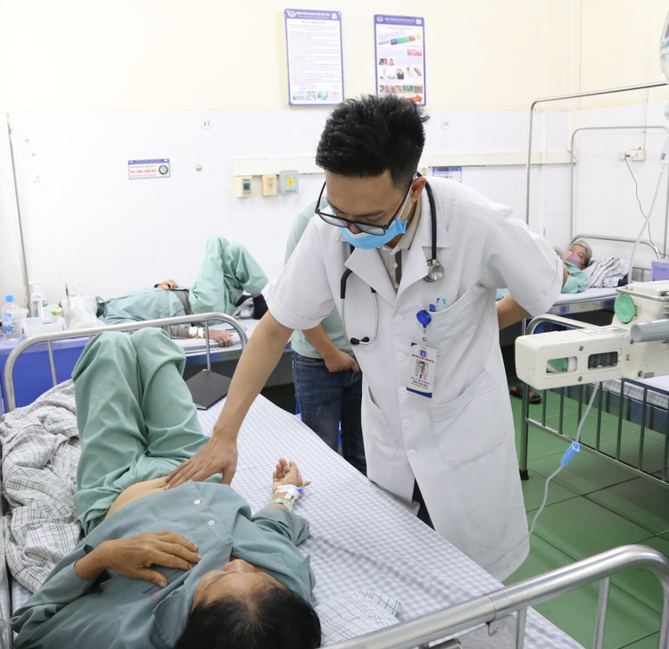 Thăm khám cho bệnh nhân xuất huyết tiêu hóa do dùng thuốc tại bệnh viện Đa khoa tỉnh Phú Thọ