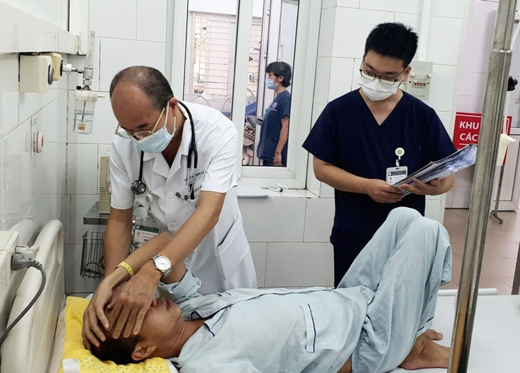 PGS.TS.Đỗ Duy Cường, Giám đốc Trung tâm Bệnh Nhiệt đới thăm khám bệnh nhân Whitmore - Ảnh: BVCC