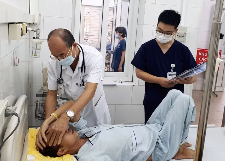 PGS.TS.Đỗ Duy Cường, Giám đốc Trung tâm Bệnh Nhiệt đới thăm khám bệnh nhân Whitmore - Ảnh: BVCC