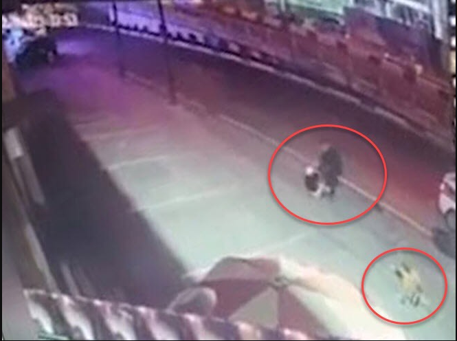 Camera an ninh ghi lại cảnh Lâm điều khiển xe taxi ép xe máy vào lề đường để Thức xuống xe gây án.