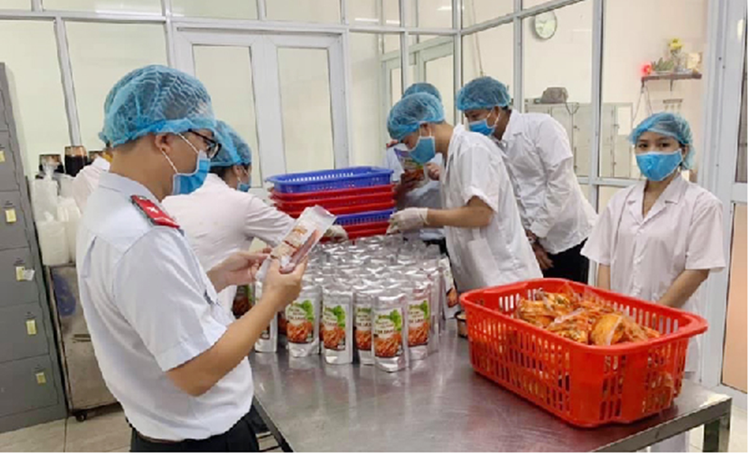 Đoàn kiểm tra liên ngành của Sở Nông nghiệp và Phát triển nông thôn kiểm tra an toàn thực phẩm tại quận Hà Đông