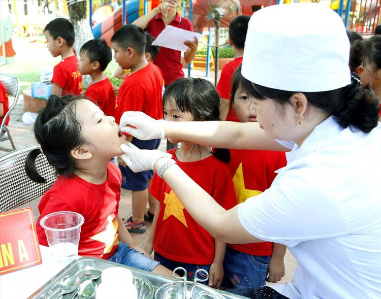 Triển khai chiến dịch cho trẻ uống Vitamin A và tẩy giun trên toàn quốc ảnh 1