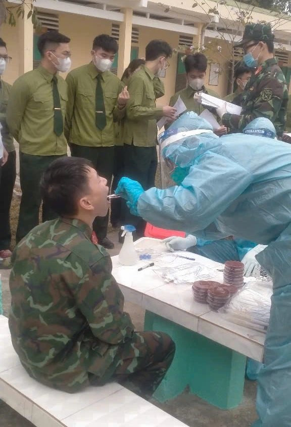 Lực lượng chức năng xét nghiệm những quân nhân tiếp xúc với quân nhân Nguyễn Văn Nghiệp. Ảnh: Quân khu 1