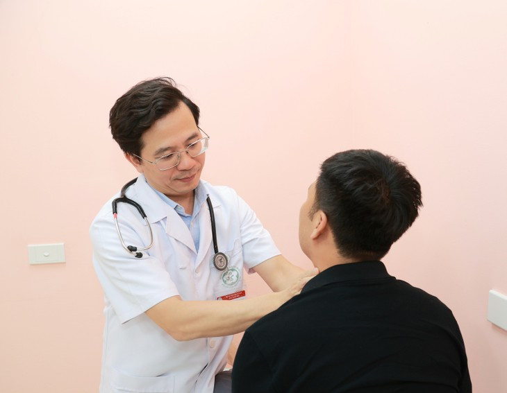 PGS.TS Vũ Văn Giáp - Phó Giám đốc Bệnh viện Bạch Mai trực tiếp khám cho người bệnh