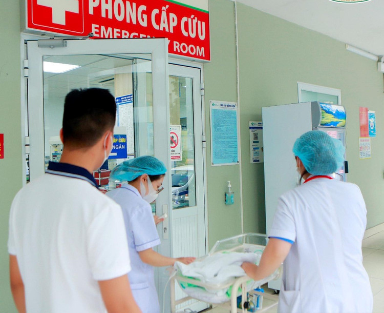 Trẻ được chuyển tới Viện Nhi TƯ tiếp tục điều trị