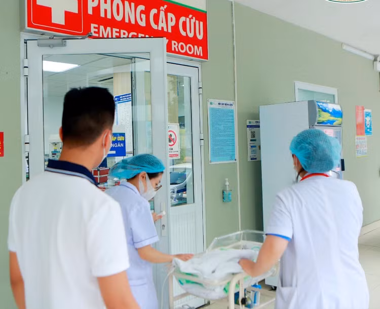 Trẻ được chuyển tới Viện Nhi TƯ tiếp tục điều trị