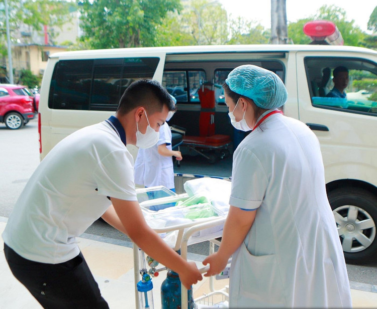 Khi các chỉ số đi vào ổn định, trẻ nhanh chóng được chuyển sang Bệnh viện Nhi TƯ