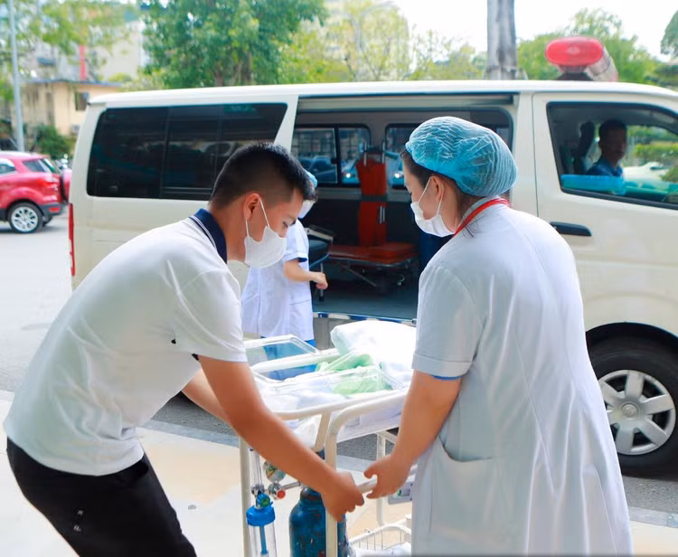 Khi các chỉ số đi vào ổn định, trẻ nhanh chóng được chuyển sang Bệnh viện Nhi TƯ