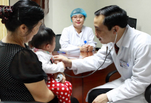 TS.BS Lê Ngọc Duy thăm khám cho bệnh nhi