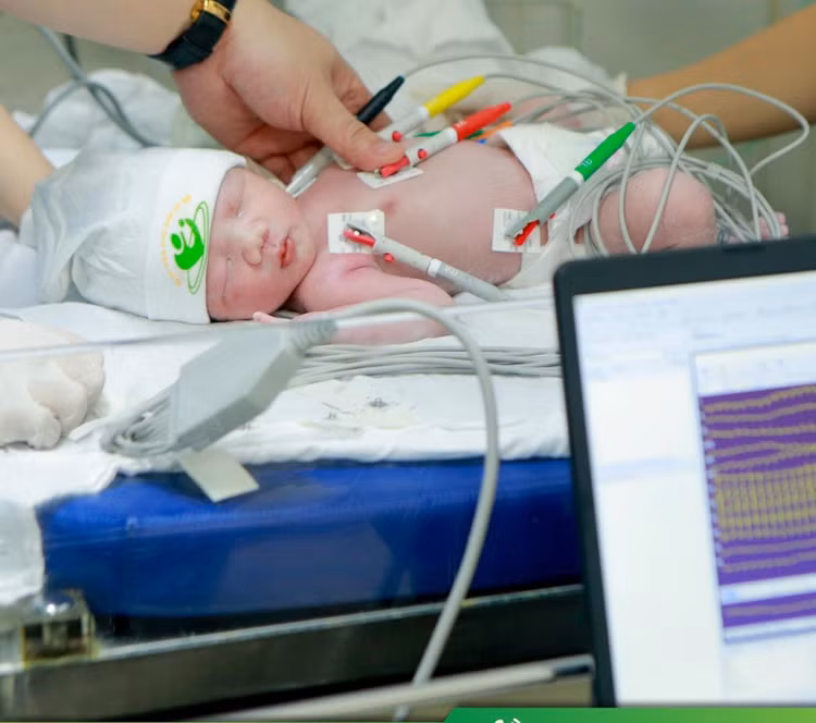 Bé được thực hiện hồi sức sau sinh qua cơn nguy kịch.